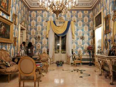Da ultima, visitiamo la stanza "Giuseppe Saverio Poli", forse la pi� graziosa. Qui, la carta da parati si carica di un allegro turchino e di motivi floreali, andando a sfidare il rosa del pavimento, solcato da intarsi neri che riproducono dei fiocchi
